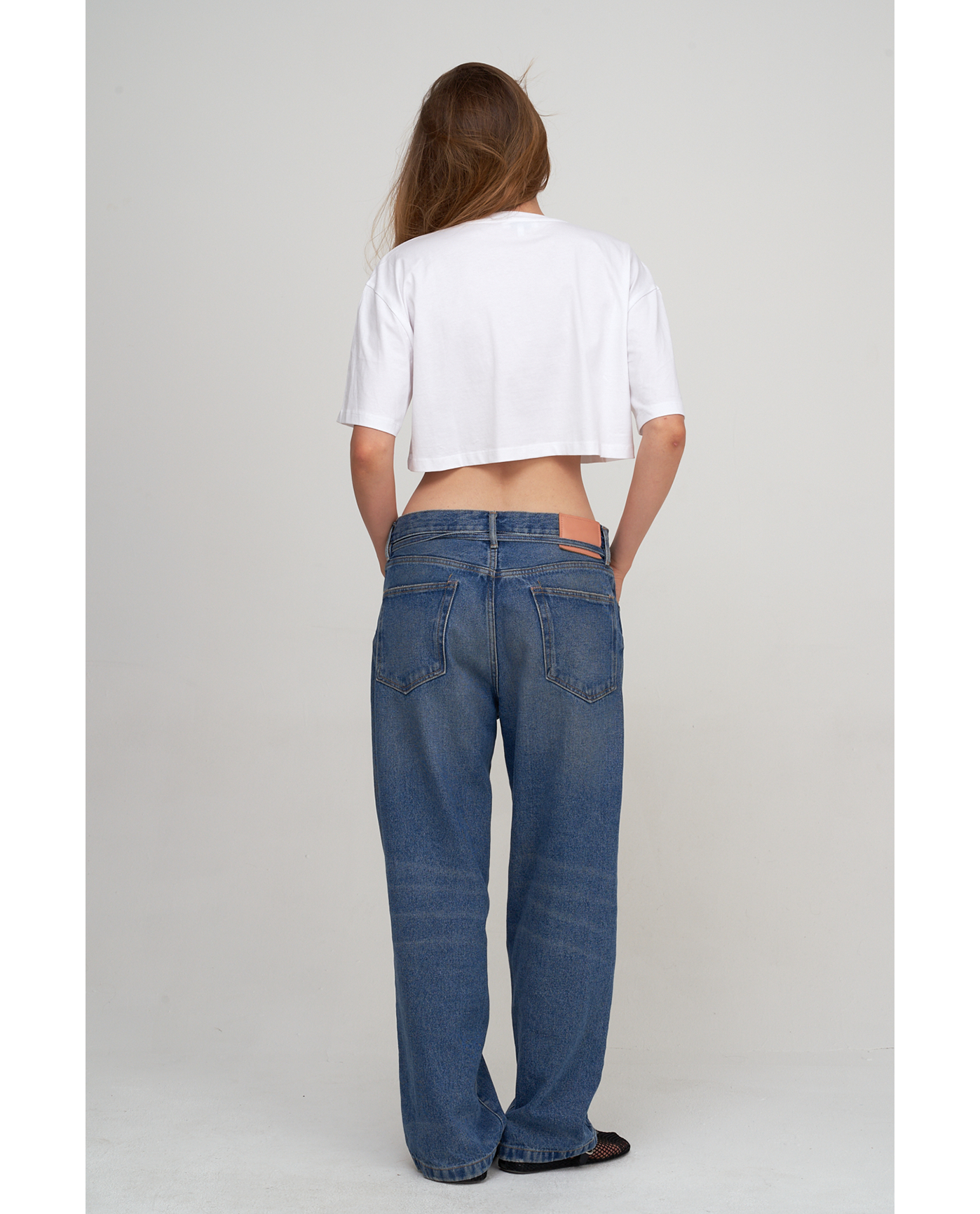 Back View Of Beach Life Airport Cropped Cotton Graphic T-Shirt | white