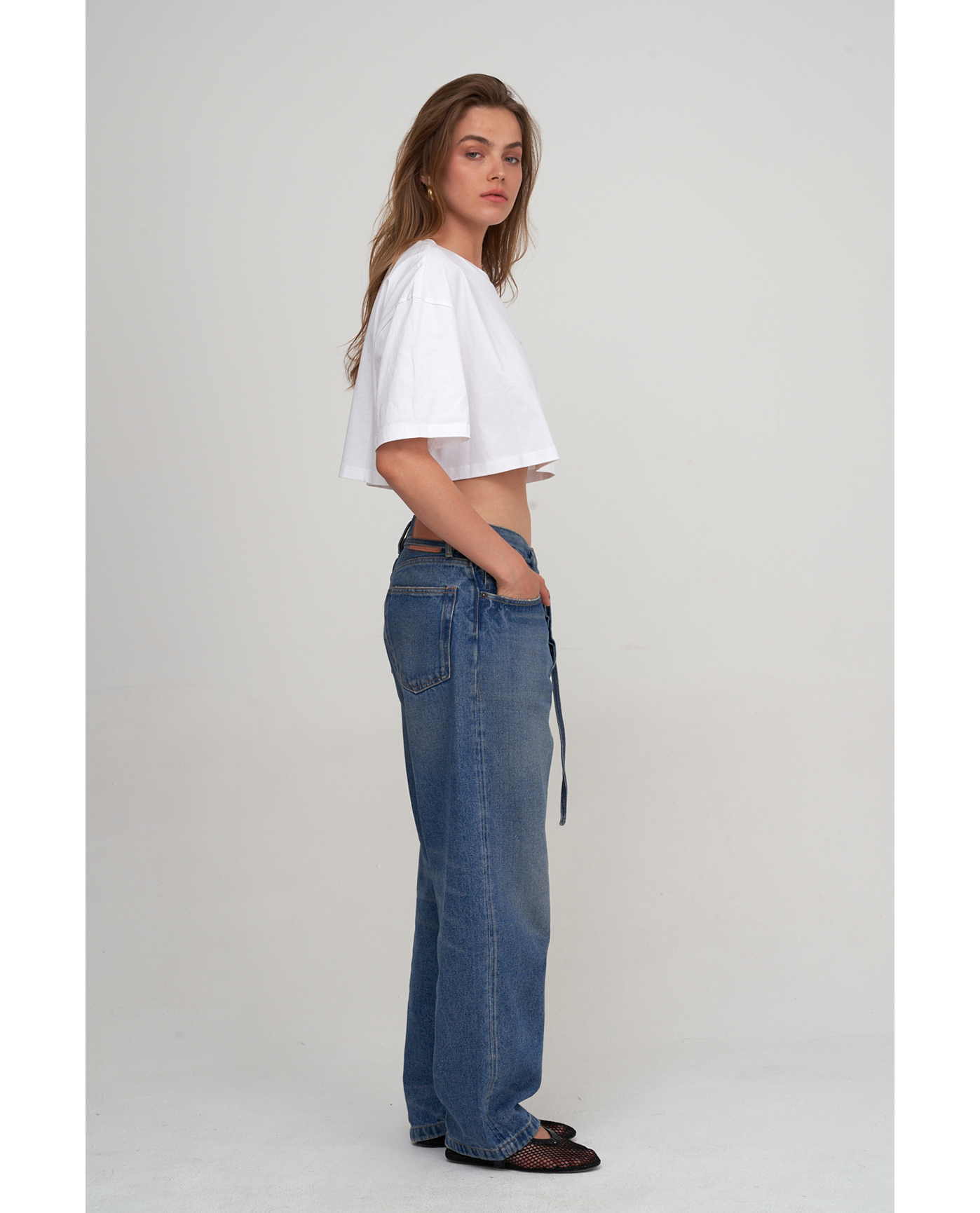 Side View Of Beach Life Airport Cropped Cotton Graphic T-Shirt | white